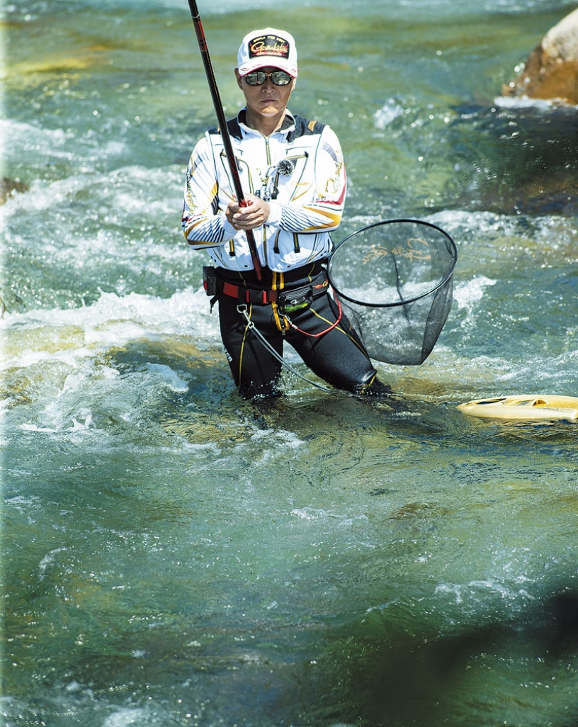 いろいろな河川やポイントに対応できる竿なので支流の吉田川でもその本領を発揮。瀬の釣り、オモリを使った釣り、もちろん泳がせ釣りにも対応