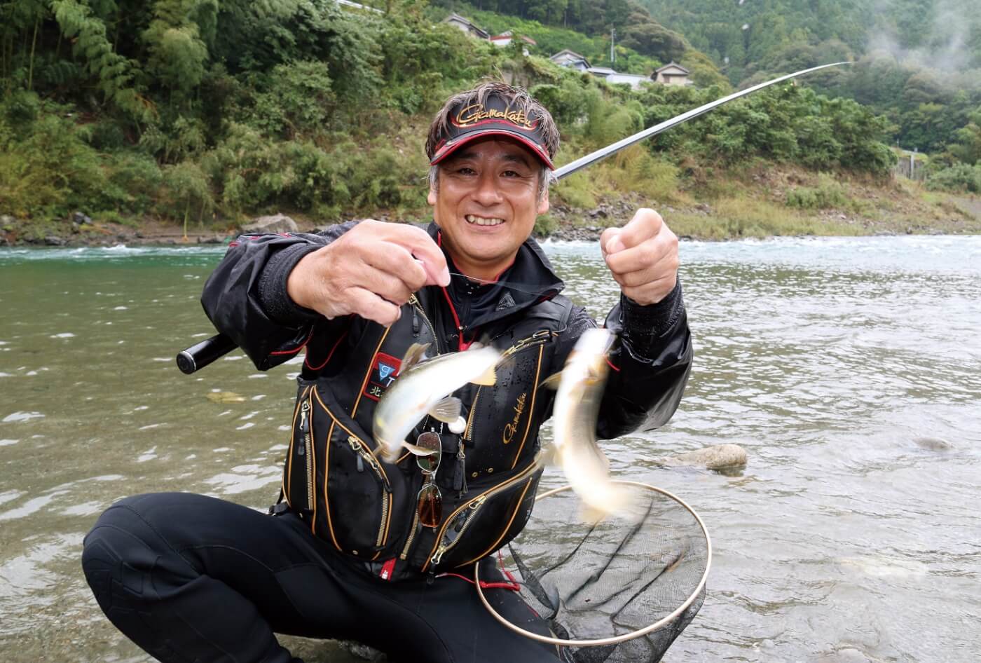 高知県仁淀川でのフィールドテストで、押しの強い底の流れから23cmクラスを引き抜いた北村。秘めたパワーも実証した。