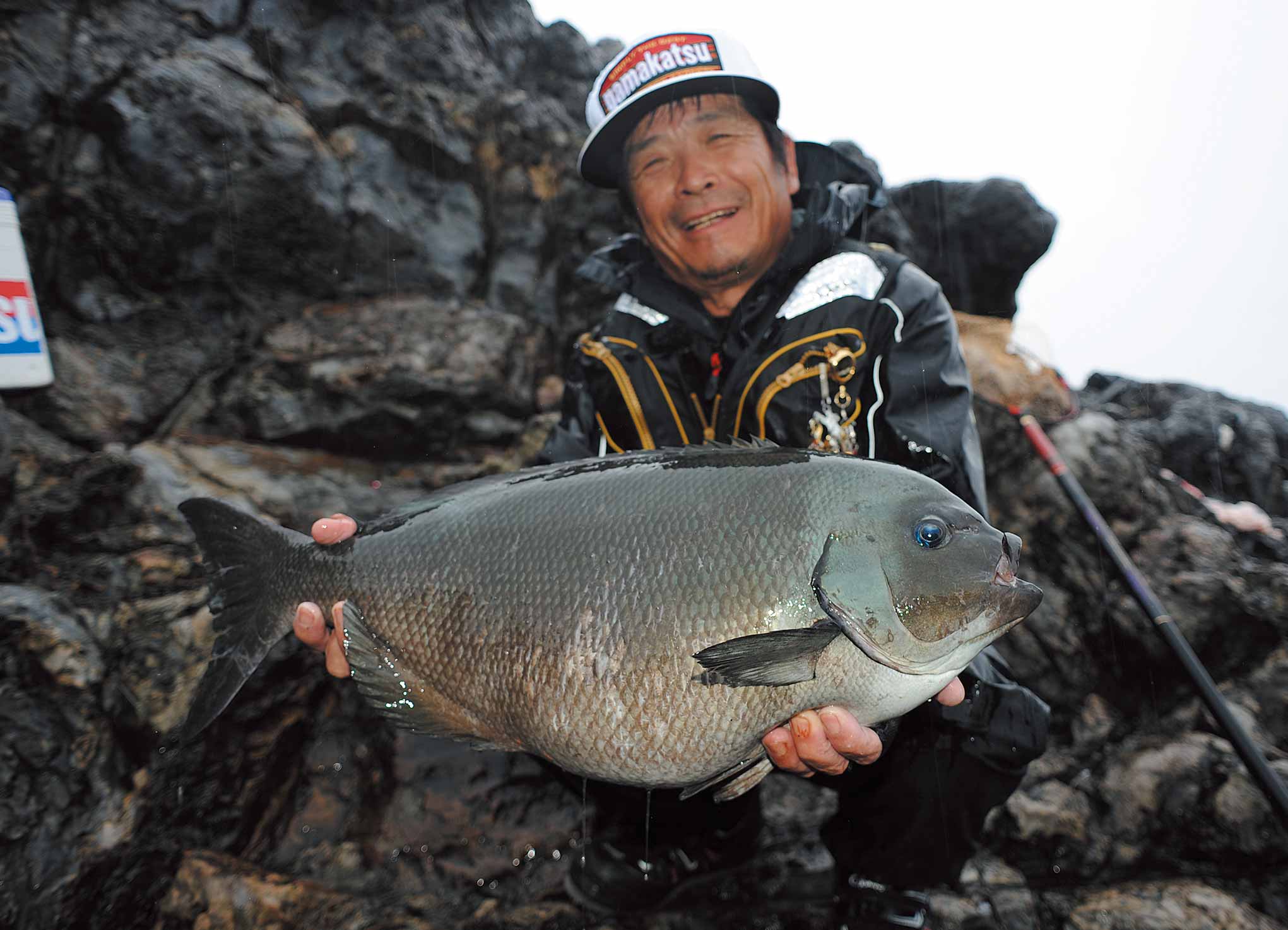 釣り上げた66.5cmの尾長グレを持つ松田