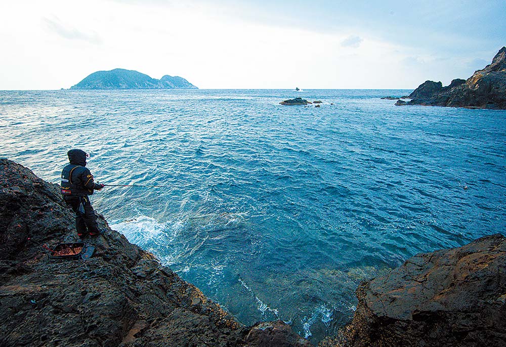 高場で、竿を水平に持ち魚の動向を見極める岩﨑