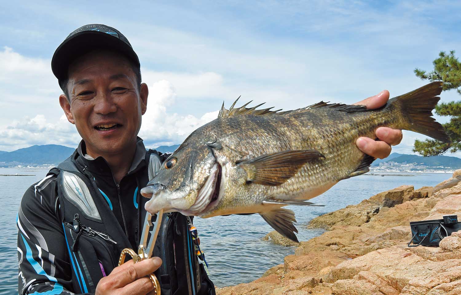 45cmのチヌを手に笑顔の圓山