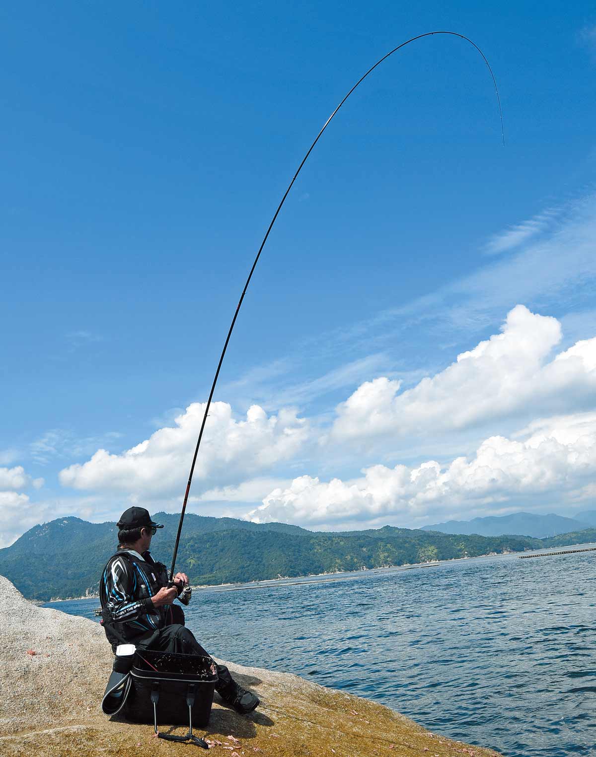 大きく弧を描くアテンダーⅢを操り、魚とやり取りする松田