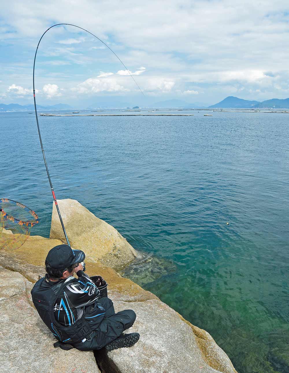 大きく弧を描くアテンダーⅢを操り、魚とやり取りする松田