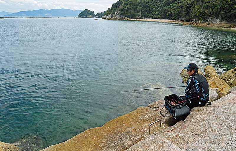 海を観察する松田