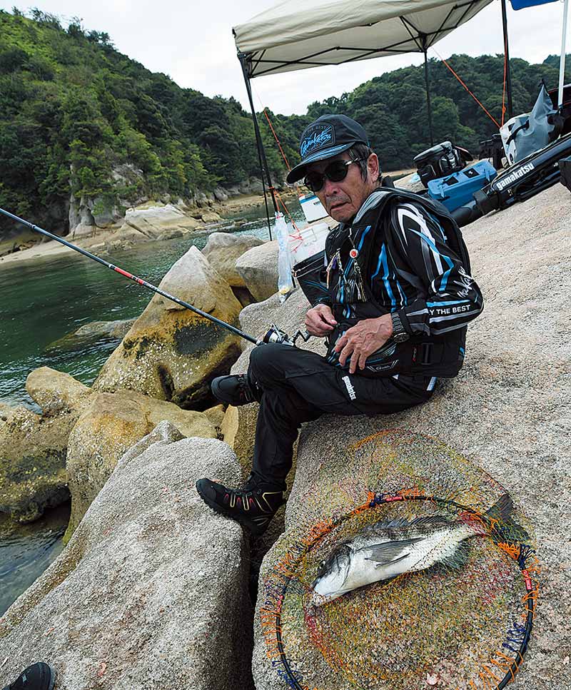 タモに収まるグレと松田