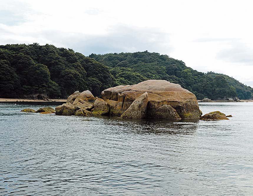 大奈佐美島の北側にぽつんと浮かぶ名礁タナゴ岩