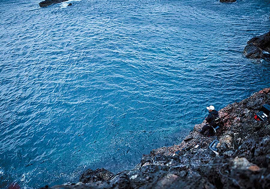 足場の高いカベの釣り座にてアタリを待つ敷地
