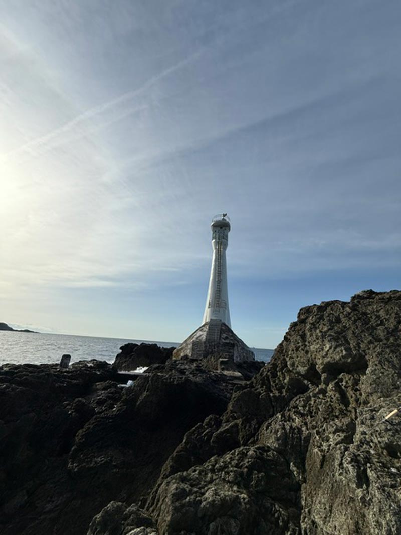 串本出雲の沖磯”二子島の親“に立つ鵜島灯台の写真