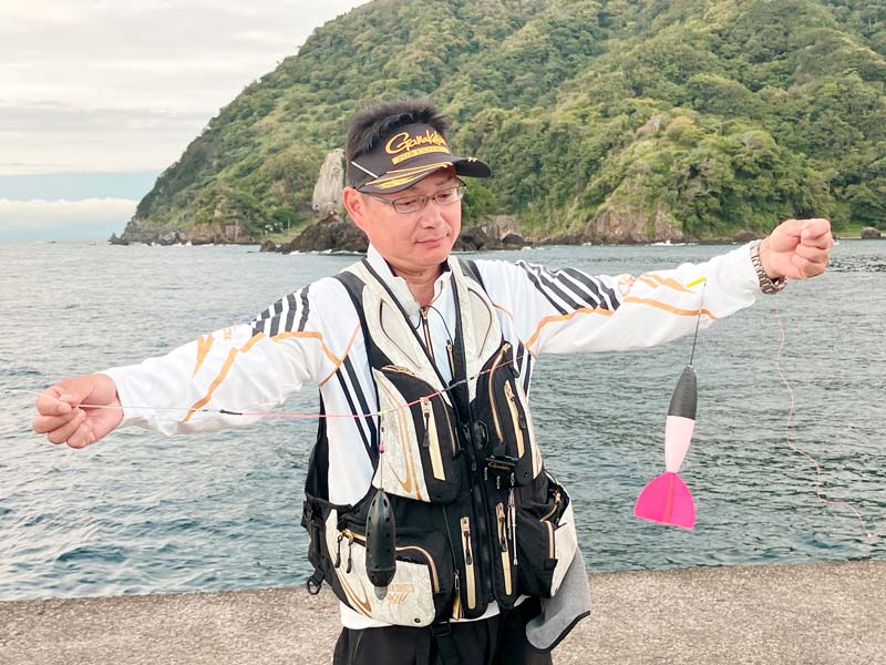 ハリスを結び、仕掛けをセットする鷲尾