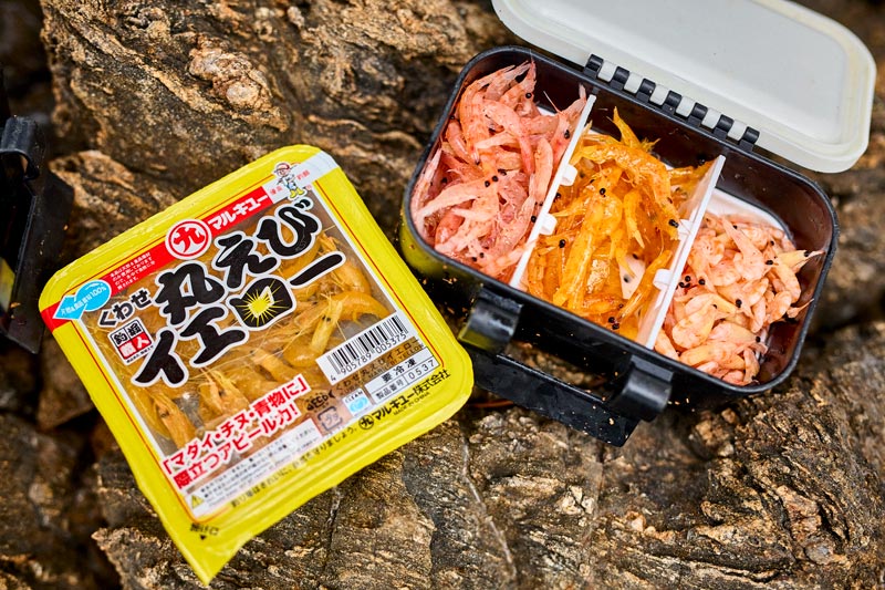 サシ餌入れに入った様々な色のオキアミと、黄色いオキアミのパック