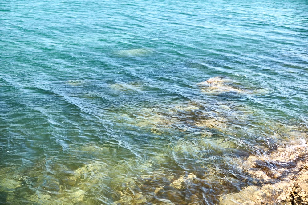 海岸線を見ると、海中にゴロタがあるのが見える