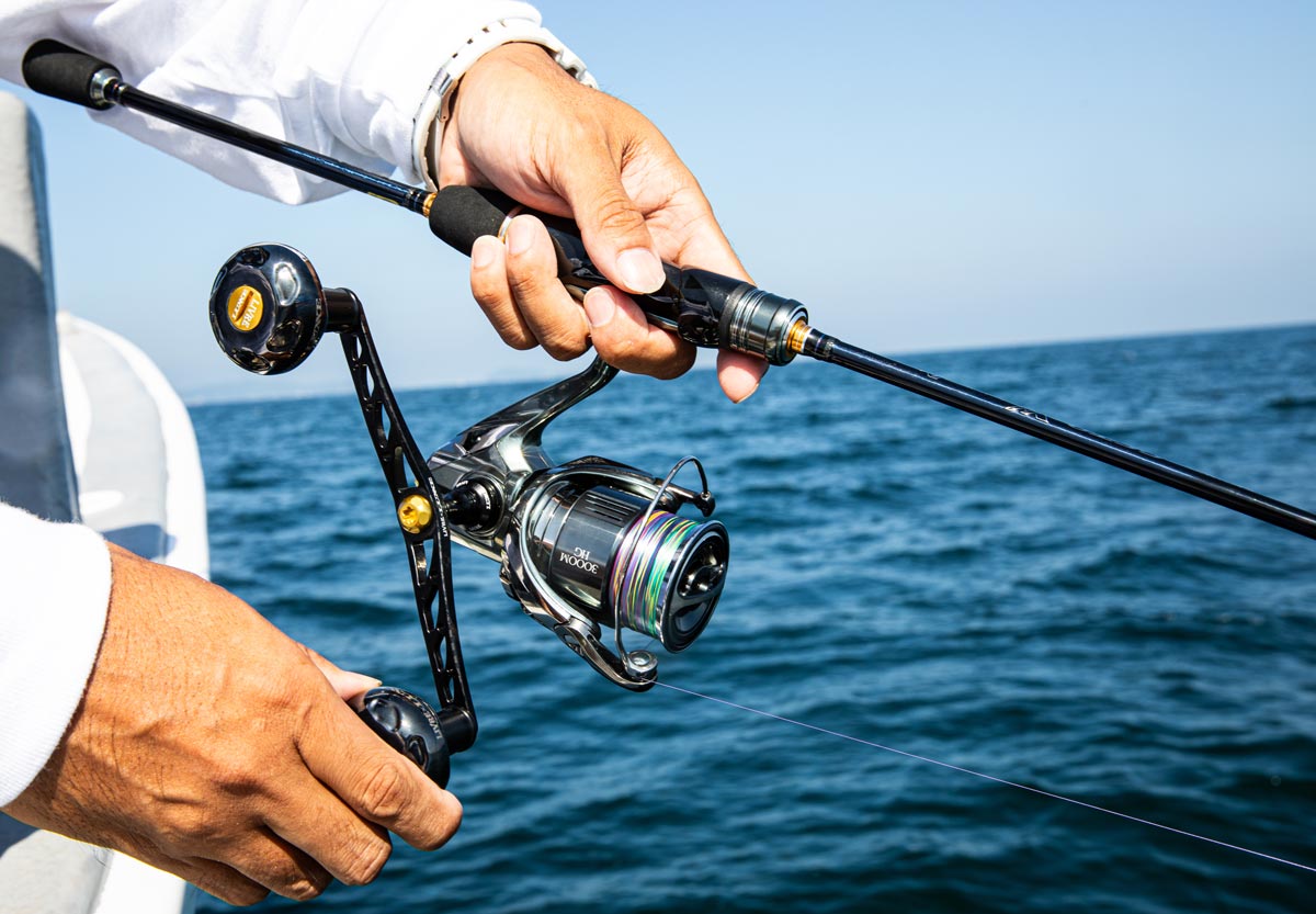 カスタムハンドルを装着したリールを巻く様子