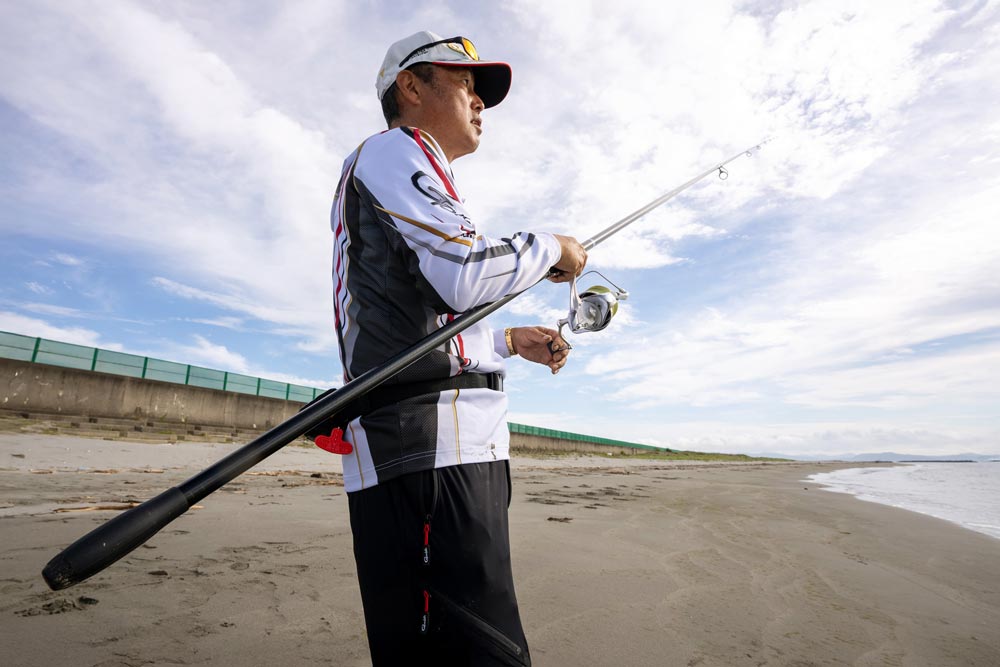 沖に投げ込んだ仕掛けを確認しつつ、リールを巻く矢野
