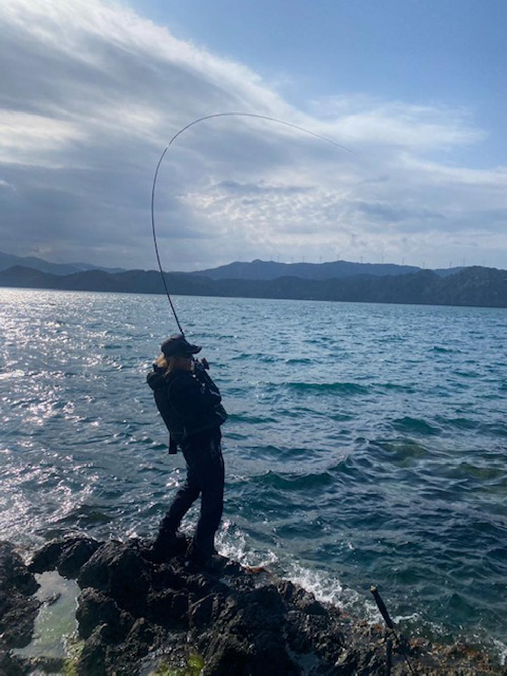 大きく体を反らし、魚とやりとりする前西