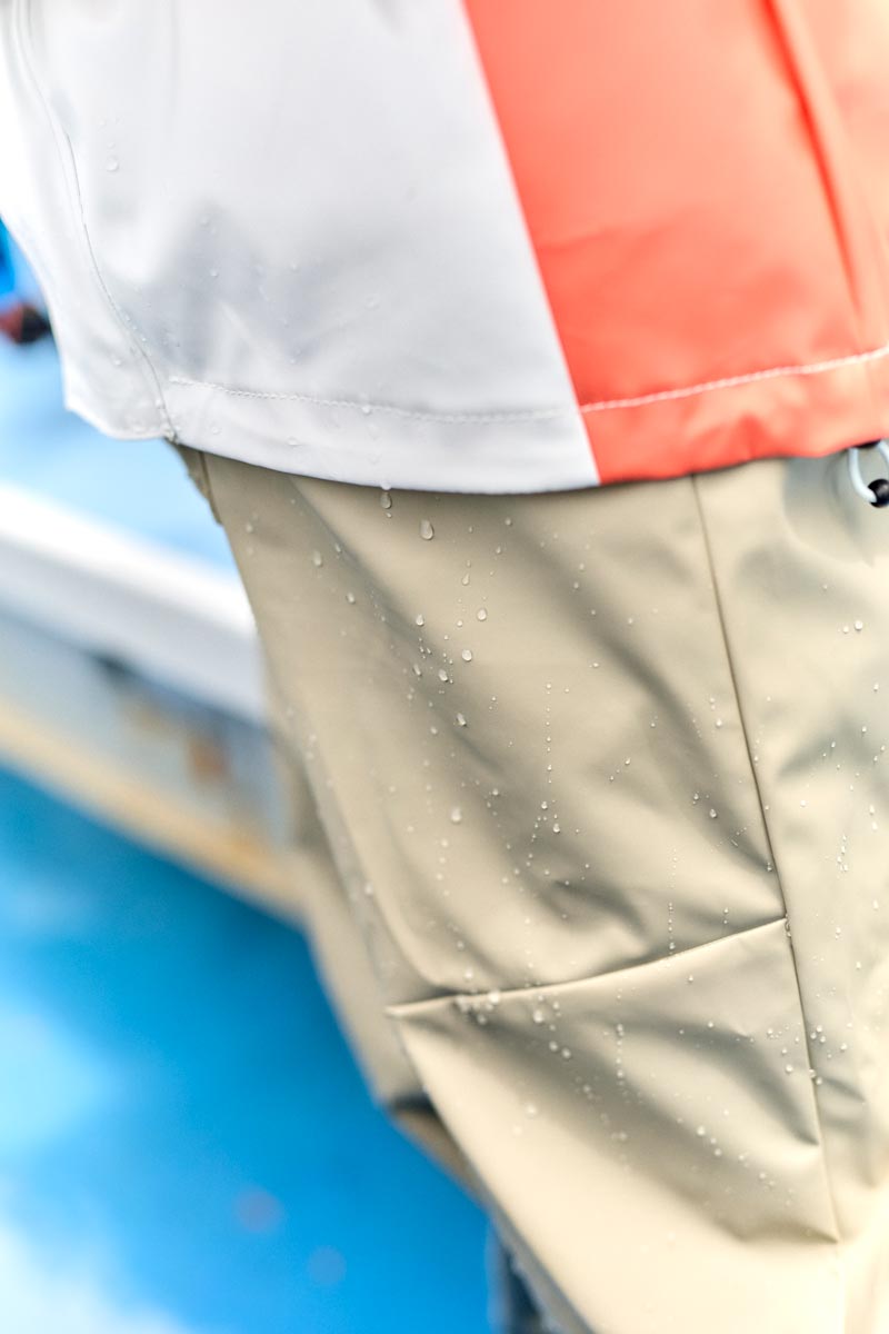 レインスーツの太もも付近。被った水を弾いているのが一目でわかる。