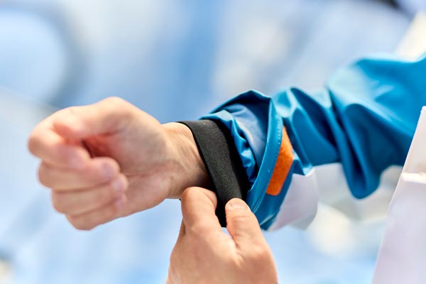 ズレを防ぎフィット感の高いクロロプレンが内側に配置された、手首の袖口部分