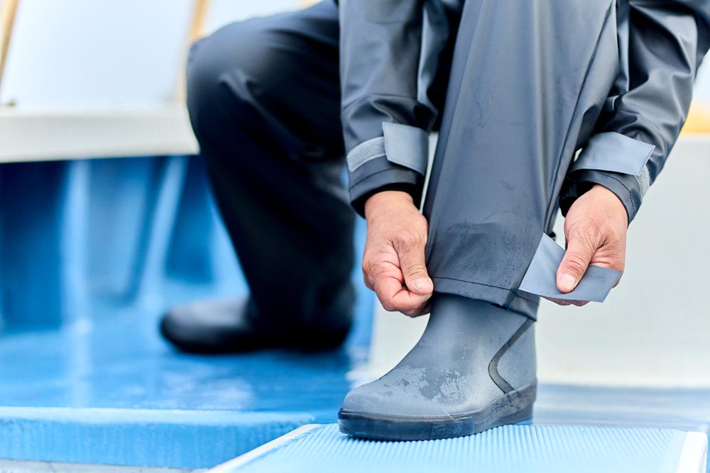 パンツのスソ部分のタブをつける様子