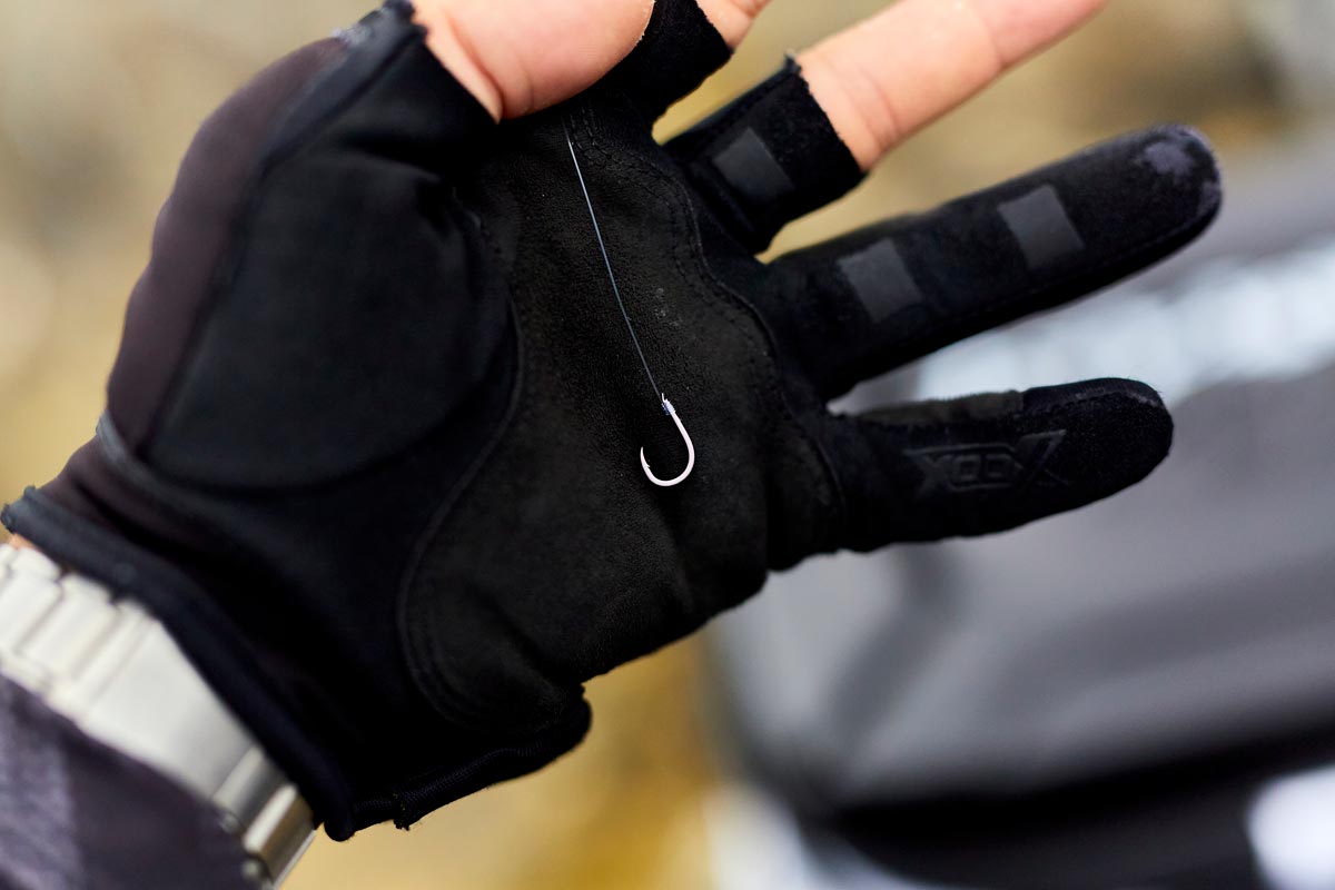 久保野さんの手のひらの上に添えられたタックル