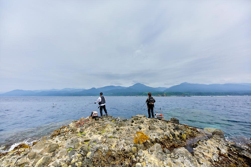 釣りをしている三井と久保野の背中