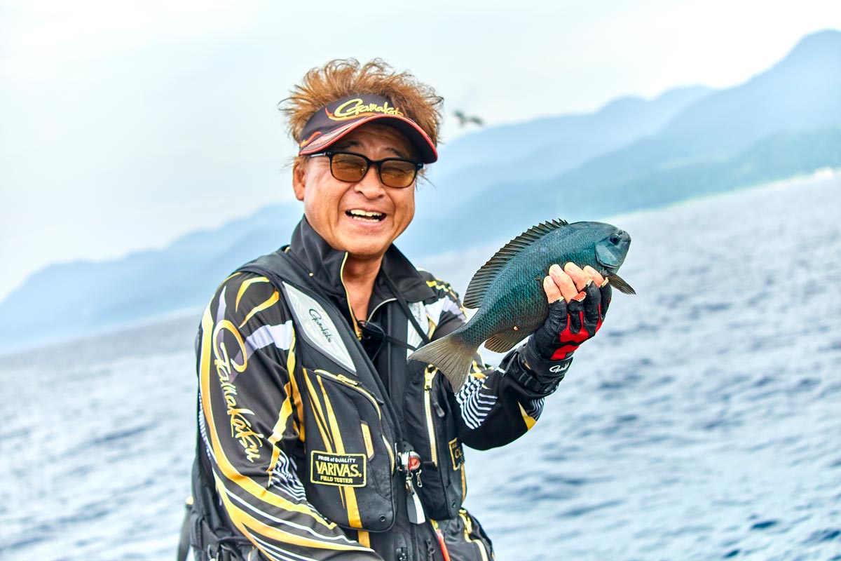 釣り上げた30cm前後の口太を手に、満面の笑みを浮かべる三井