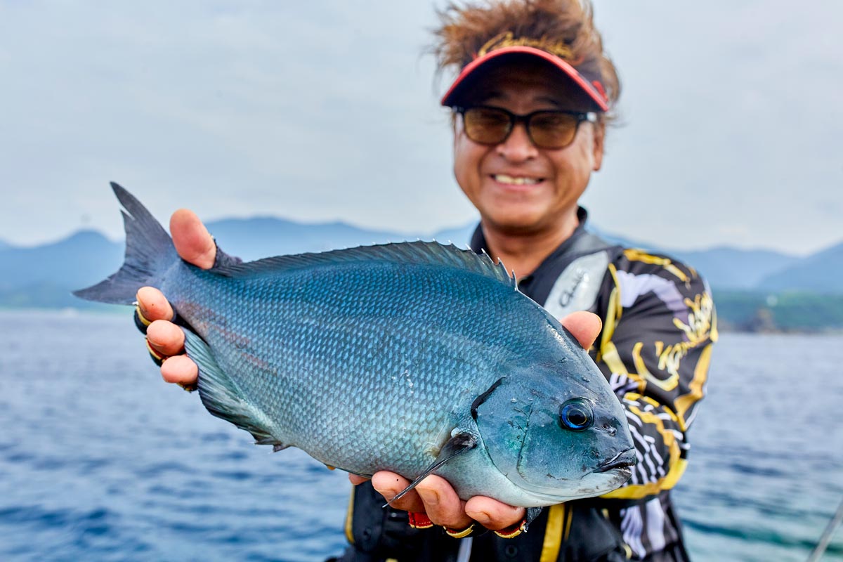 釣り上げた44cmの尾長を両手に持ち、笑顔の三井