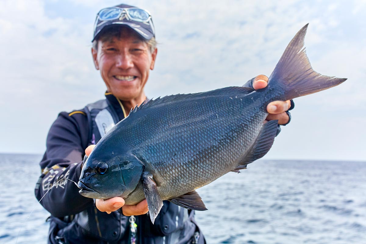 43cmの尾長グレを両手で掲げ、満面の笑みを見せる久保野