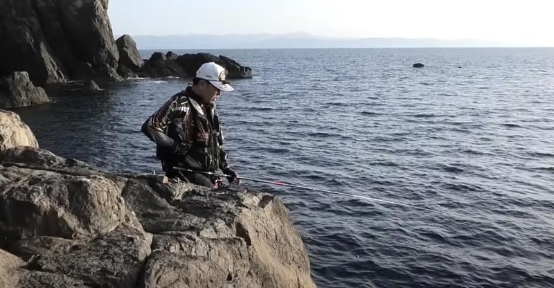 竿を操作しつつ、海の様子を窺う敷地