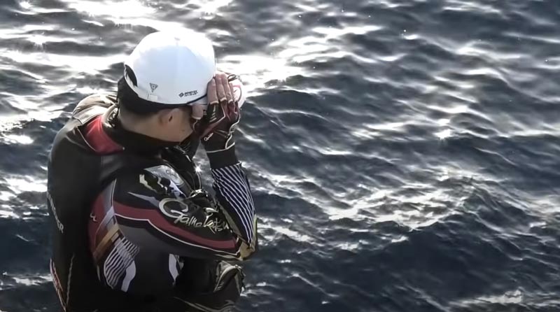 両目の輪郭側に手を当て、海の様子を窺う敷地