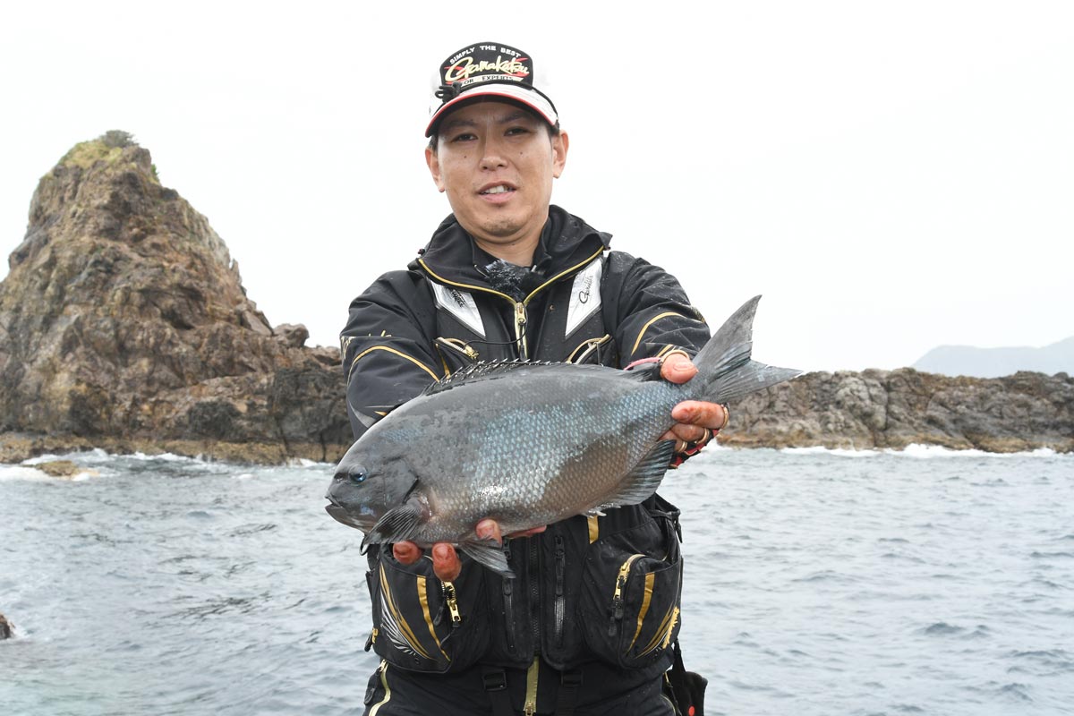 釣り上げた45㎝クラスの尾長グレを両手で持つ敷地