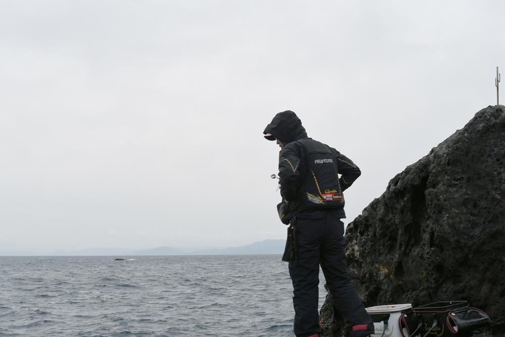 マキエの後、魚の動きを注視する敷地