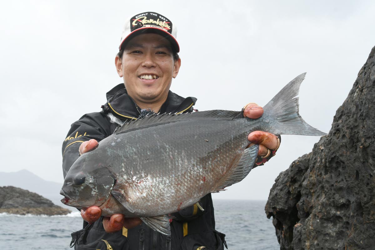50㎝に迫る尾長グレを両手で掲げ、笑顔を見せる敷地