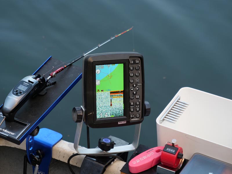 ボートに取り付けられた魚群探知機