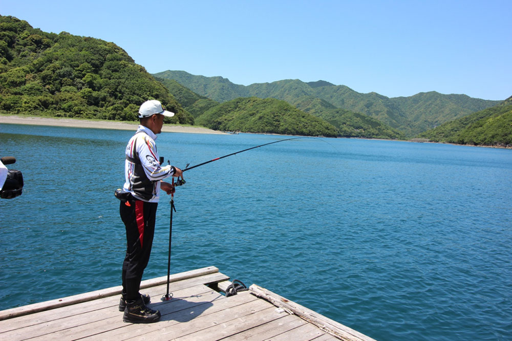 アタリがあっても慌てずに余裕を持ってアジに夢中にさせる