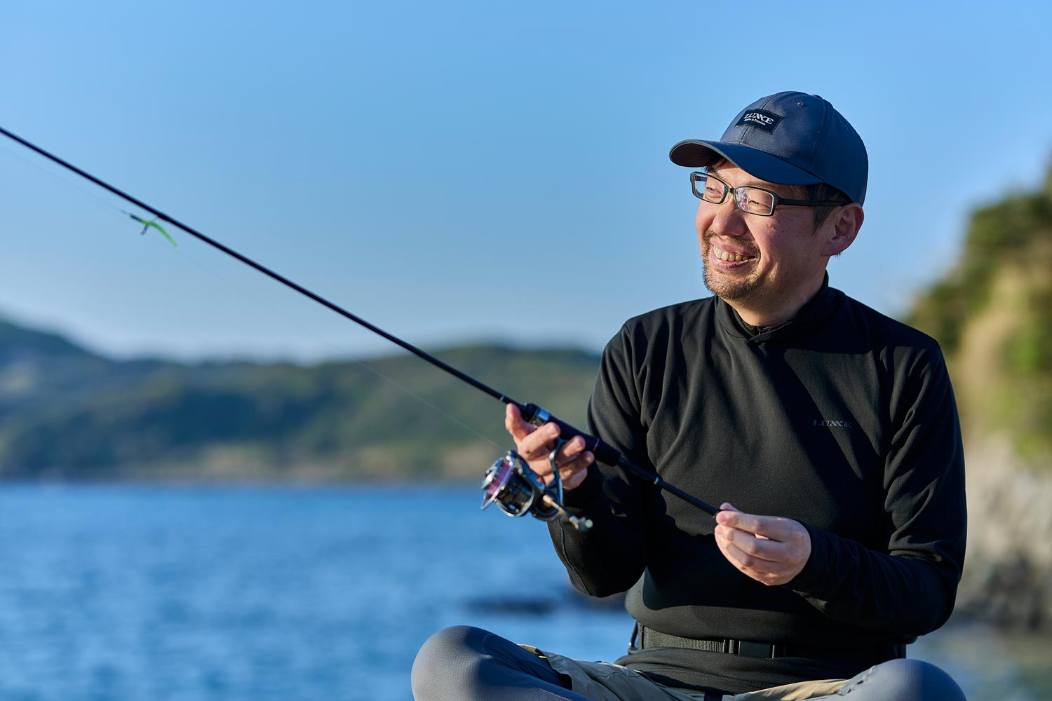宵姫爽弐を手に持ち、笑顔で見つめる藤原