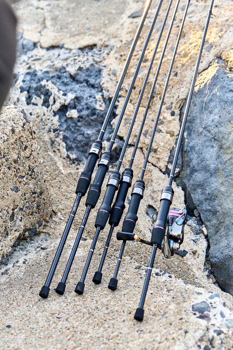 岩場に立てかけられた宵姫爽弐の各モデル