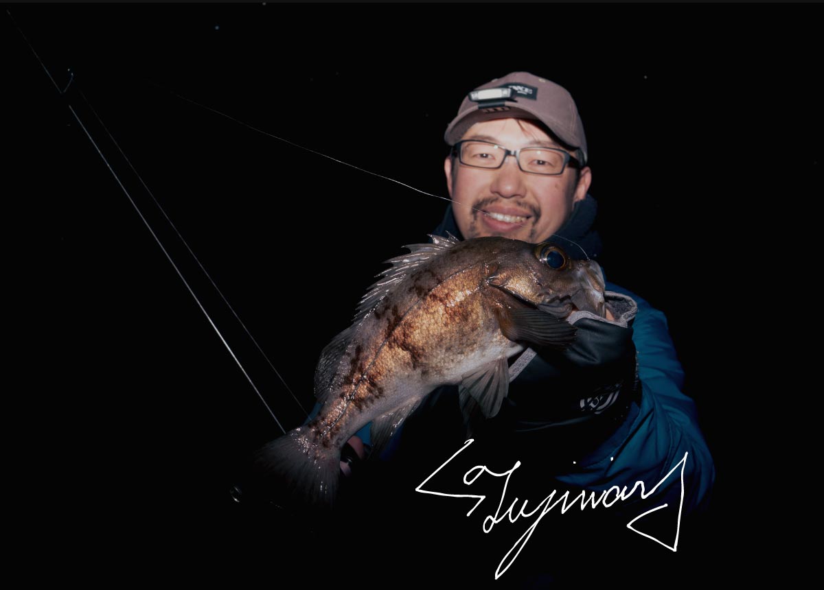 釣り上げたメバルを手に笑顔の藤原の写真。藤原のサインが添えられている。