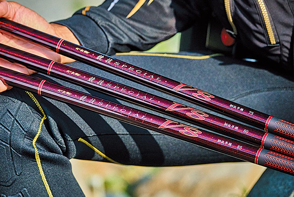 胴抜早瀬8.5ｍ・8ｍ・7.5ｍの三竿。胴のデザイン部分を見せるように持っている