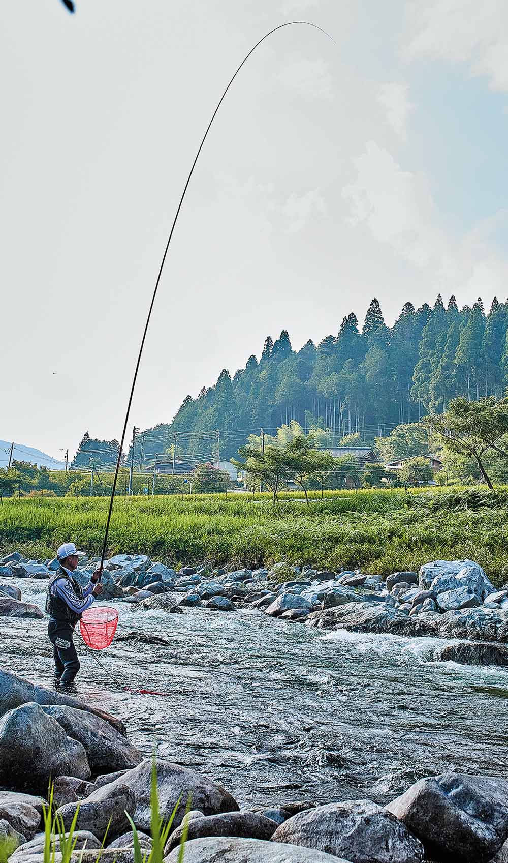 竿を垂直に立て、操作する北村