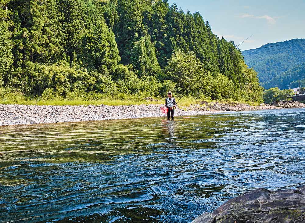 川の中に入り、トロ場をカミ飛ばしで攻める廣岡