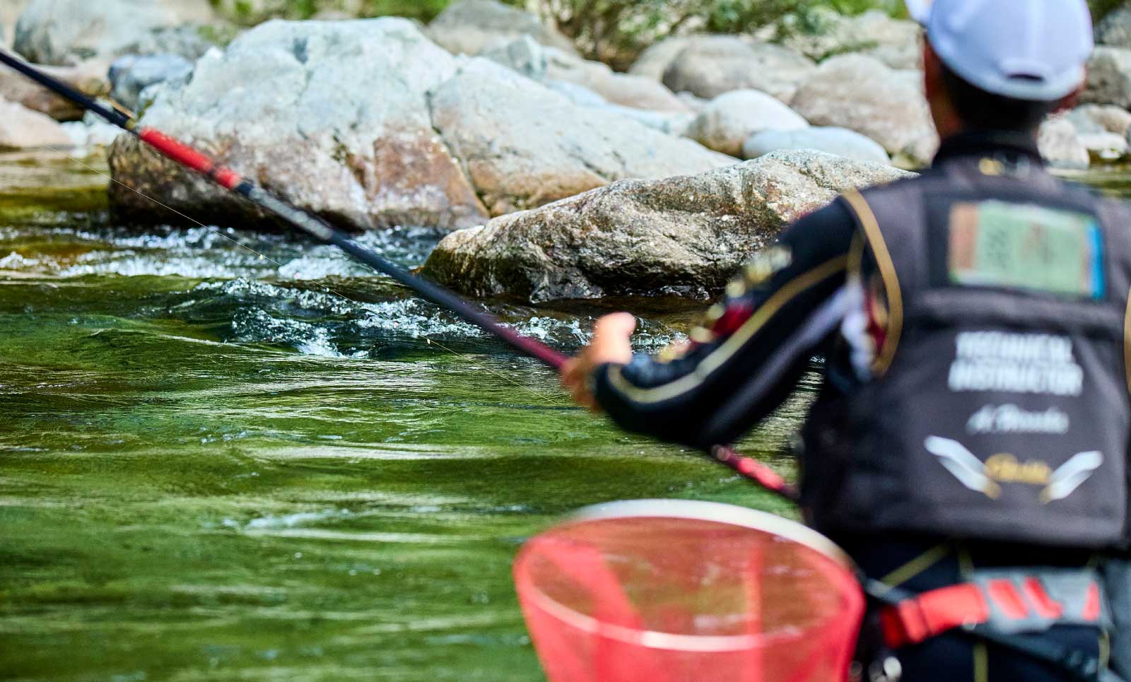 釣りをする廣岡の後ろ姿
