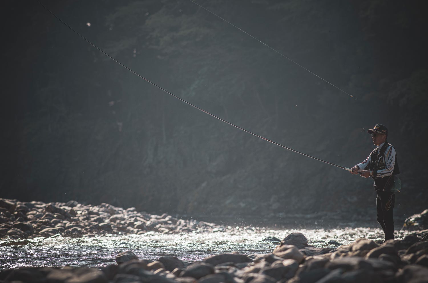 仕掛けを投入するため、廣岡が竿を振った瞬間