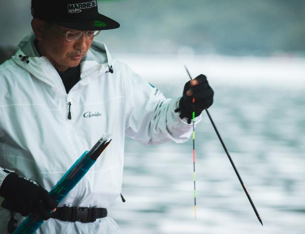 棒ウキを準備する林