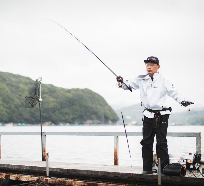 棒ウキのついた仕掛けを入れようとする林