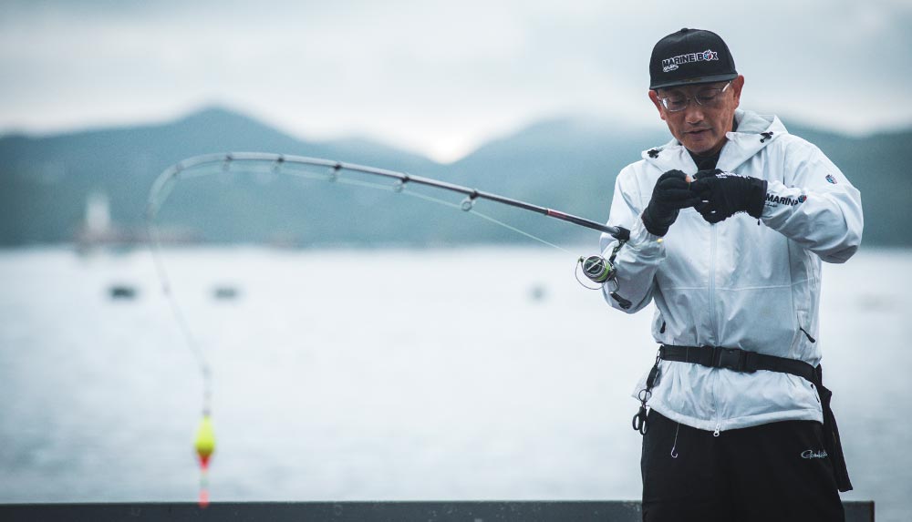 鈎にエサをつけるている林