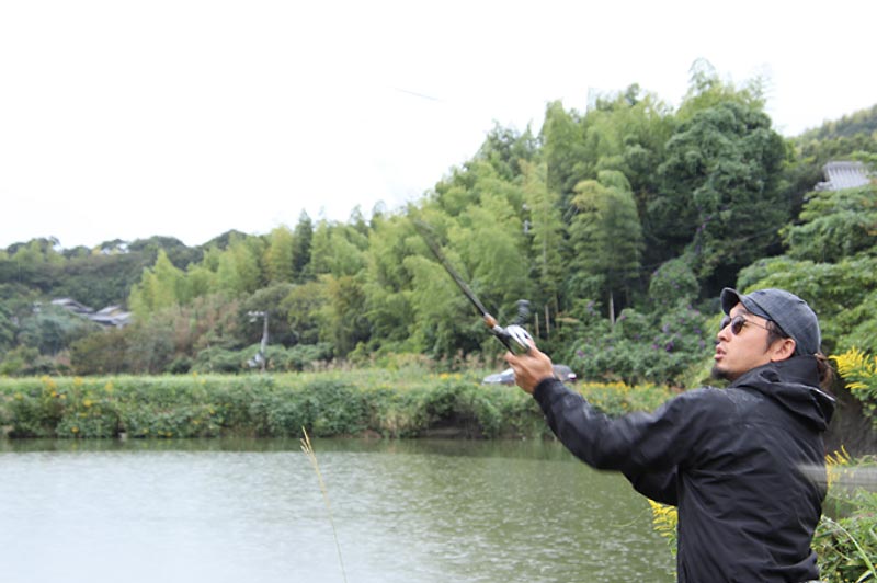 竿を操作する赤松