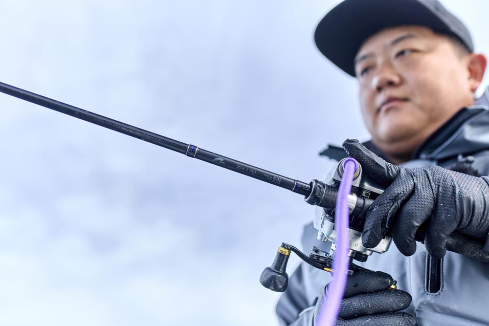 海の様子を伺いながら、竿を操作する中山