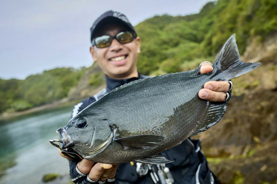 グレを両手に持ち笑顔の沖永