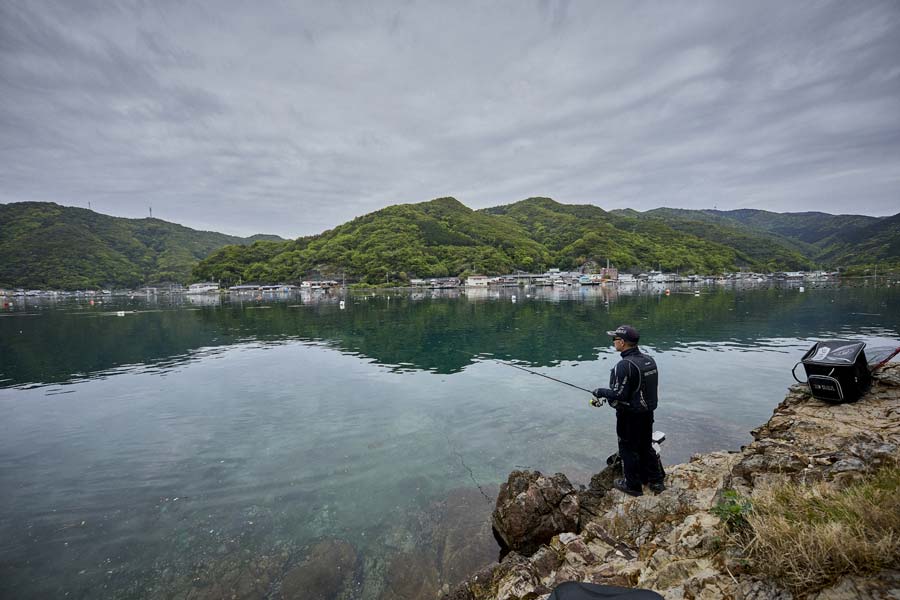磯に立ち釣りをする沖永