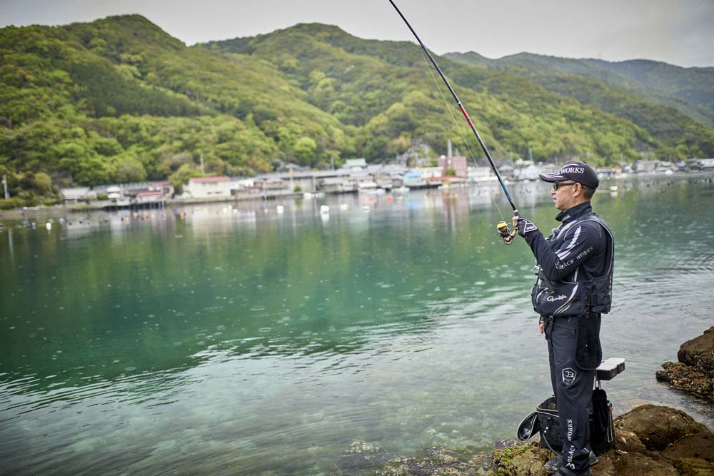 左手で竿を操作し、アタリを待つ沖永