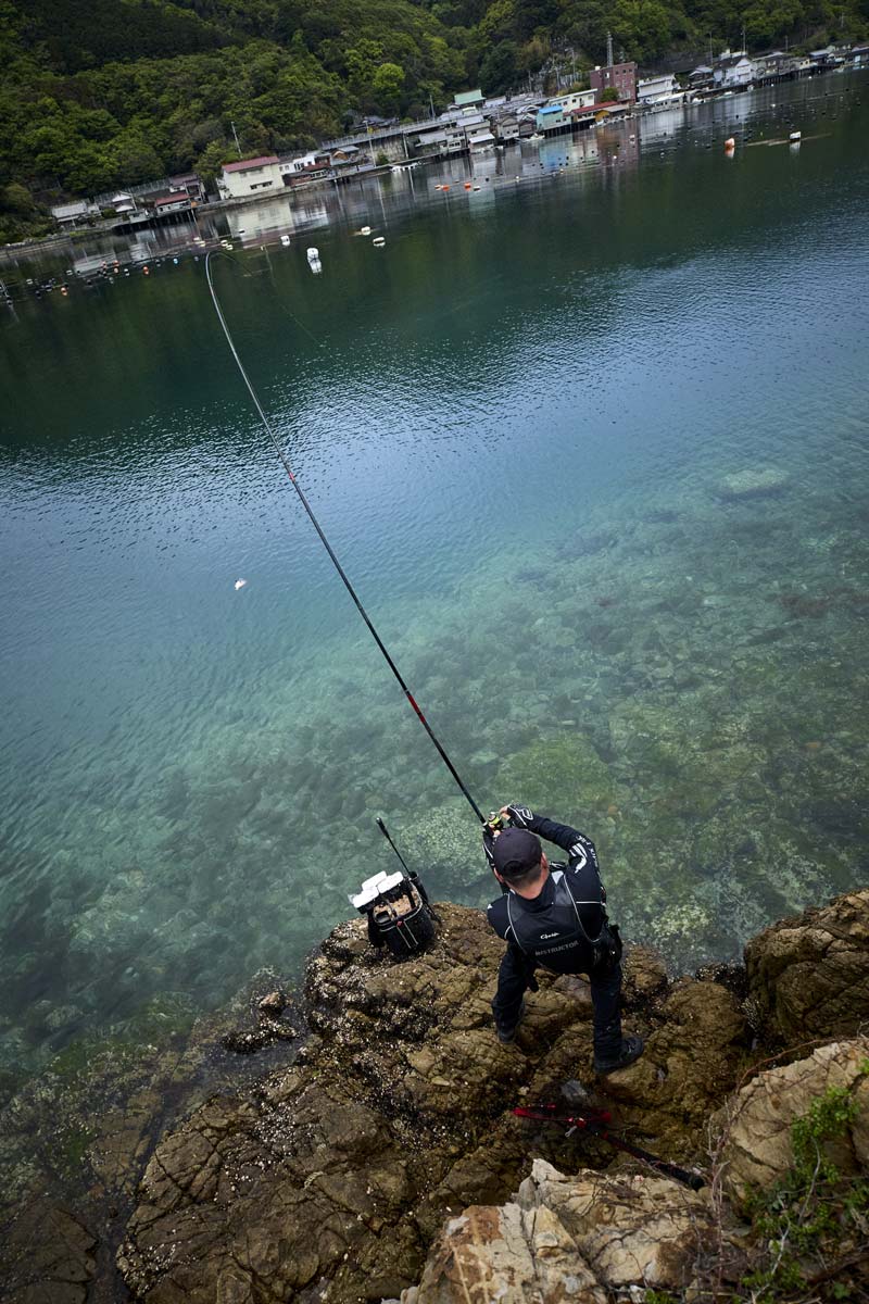 竿を操作し、魚とふあ糸を繰り広げる沖永を真上から撮影した写真